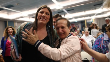 Πλεύση Ελευθερίας: Η Κωνσταντοπούλου με τις «καρδούλες» στη Βουλή - Βουλευτές Μπιμπίλας και Τζώρτζια των «Μπλε»