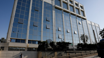 Άγνωστοι πέταξαν τρικάκια έξω από τον τηλεοπτικό σταθμό ΣΚΑΙ - Συνελήφθη ένα άτομο