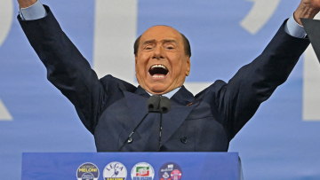 Σίλβιο Μπερλουσκόνι: Πέντε μικρές ιστορίες για το ποιος πραγματικά ήταν ο αείμνηστος Καβαλιέρε