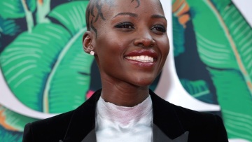 Το αληθινό μήνυμα πίσω από την πολυσυζητημένη «τόπλες» εμφάνιση της Λουπίτα Νιόνγκο στα βραβεία Τόνι