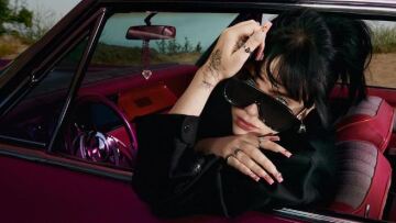 Μπίλι Άιλις: Αποκάλυψε το τατουάζ στο στήθος της σε σπάνια φωτογραφία με μπικίνι