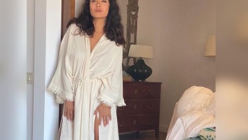 Η 56χρονη Σάλμα Χάγιεκ με μπικίνι - Με σώμα που θα ζήλευε και μια 20χρονη