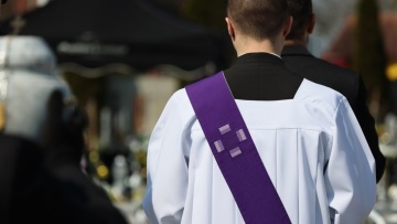 Καθολική Εκκλησία Ελλάδος:  Ιερείς διακινούσαν μαύρο χρήμα προς νυχτερινά κέντρα - Υπεξαίρεσαν 3 εκατ. ευρώ