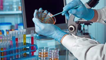 Κορωνοϊός: Καλπάζει η υποπαραλλαγή «Eris» - Ανησυχούμε για έναν δύσκολο χειμώνα, λέει ο Τζανάκης