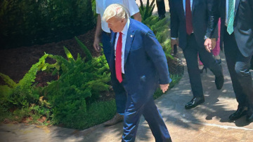 Ντόναλντ Τραμπ: Ελεύθερος από το δικαστήριο - Του απαγορεύτηκε να μιλά με μάρτυρες για την υπόθεση με τα απόρρητα έγγραφα