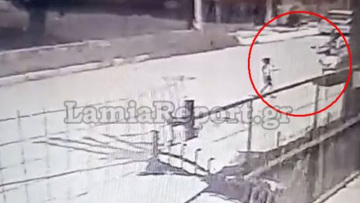 Λαμία: Απίστευτο βίντεο - Χτύπησε με το μηχανάκι 5χρονο, τον κλώτσησε και τον εγκατέλειψε
