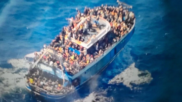 Ναυάγιο στην Πύλο: «Η δημιουργία κυματισμού από άλλο πλοίο πιθανή αιτία ανατροπής του σκάφους»