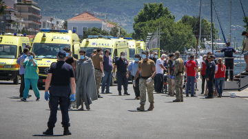 Ναυάγιο στην Πύλο: «Κάποιος με έπιασε από το χέρι και μου είπε πως περιμένει την οικογένειά του», λέει διασώστης του ΕΚΑΒ