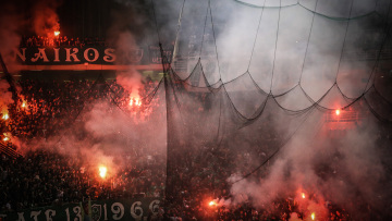 Παναθηναϊκός-Ολυμπιακός: Διακοπή του αγώνα στο ΟΑΚΑ, στα αποδυτήρια ο Ολυμπιακός και οι διαιτητές