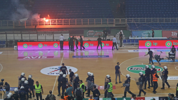 Basket League: Πρωταθλητής ο Ολυμπιακός - Οριστική διακοπή στο ΟΑΚΑ μετά τα επεισόδια με οπαδούς του Παναθηναϊκού και ΜΑΤ μέσα στο κλειστό