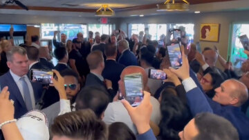 Μαϊάμι: Τα «γαλλικά» υποστηρικτών του Τραμπ σε Βρετανίδα δημοσιογράφο - «Βγες έξω ηλίθια σκύλα»