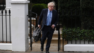 Μπόρις Τζόνσον: Επιστρέφει στη δημοσιογραφία ως αρθρογράφος στην Daily Mail