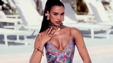 Dua Lipa: Η superstar σχεδιάζει για τον Versace