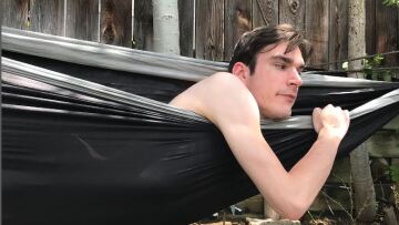 Χιου Χέφνερ: Ο bisexual γιος του κάνει στριπτίζ στο OnlyFans για να αγοράζει... κάρτες Pokemon