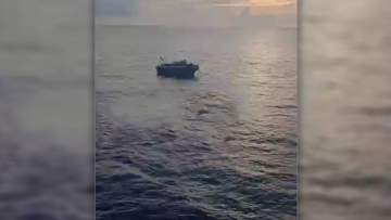 Nαυάγιο στην Πύλο: Εμπορικό πλοίο ρίχνει σχοινί και μεταφέρει τρόφιμα στο αλιευτικό - Δείτε βίντεο