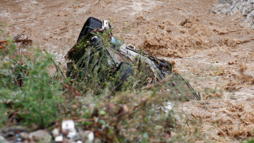 Κακοκαιρία: Συγκλονιστικό βίντεο από τη Θεσσαλονίκη - Χείμαρρος «καταπίνει» αυτοκίνητο