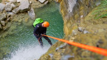 Όλυμπος: Εντοπίστηκε ο οδηγός canyoning που παρασύρθηκε από ορμητικά νερά - Φέρεται να έχει χάσει τις αισθήσεις του