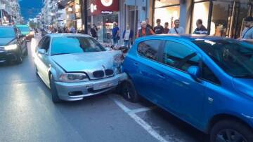 Καλαμάτα: Tρελή πορεία ΙΧ στο κέντρο της πόλης - Προσέκρουσε σε πέντε σταθμευμένα οχήματα