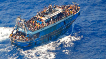 «Σύρραξη μεταναστών-δουλεμπόρων πάνω στο σκάφος» - Οι διασωθέντες αποκαλύπτουν την αιτία της βύθισης