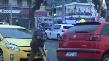 Σφοδρή σύγκρουση ΙΧ με ταξί στο Μενίδι - Τραυματίστηκε ένας οδηγός