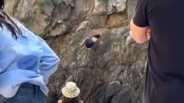 Ιταλία: Τουρίστρια δίστασε να κάνει βουτιά και χτύπησε σε βράχια