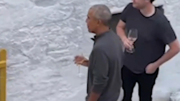 Αντίπαρος: Έφυγε ο Μπάρακ Ομπάμα συνοδεία περιπολικών και θωρακισμένων οχημάτων - Δείτε βίντεο