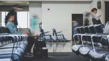 Η απίστευτη ιστορία του άντρα που μάταια περίμενε δέκα μέρες σε ένα αεροδρόμιο το διαδικτυακό ραντεβού του