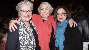 Τάνια Τσανακλίδου, Μαρινέλλα και Χάρις Αλεξίου σε μια φωτογραφία