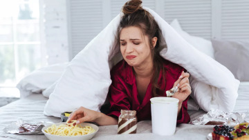 Comfort food: Ο χρόνιος παράγοντας που μας ωθεί στις λιχουδιές και μας προσθέτει κιλά