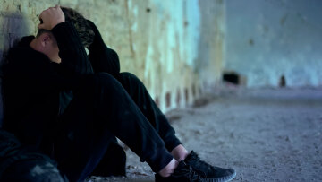 Σεξουαλική κακοποίηση ανήλικου στου Ψυρρή: Με το ναρκωτικό μεφεδρόνη βίαζε τον 17χρονο ο 50χρονος