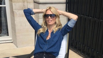 Κλόντια Σίφερ: Έβαλε στις καλοκαιρινές αποσκευές της την τσάντα που θα κρατήσουμε όλοι φέτος