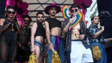 Θεσσαλονίκη: Ανήλικοι πέταξαν πέτρες και «γιούχαραν» τους συμμετέχοντες στην παρέλαση του Pride (φωτογραφίες)