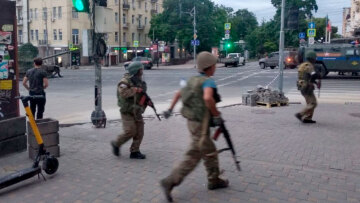 Βάγκνερ: Ο στρατός στους δρόμους του Ροστόφ, ο Πριγκόζιν λέει πως κατέρριψε ρωσικό στρατιωτικό ελικόπτερο (βίντεο)