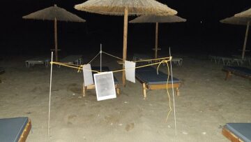 Ρέθυμνο: Χελώνα έκανε τα αυγά της ανάμεσα σε ξαπλώστρες και ομπρέλες