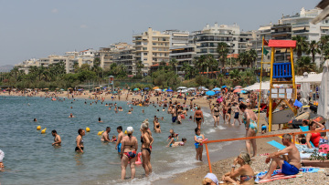 Εκλογές 2023: Από τις κάλπες στη θάλασσα - Γεμάτες οι παραλίες της Αττικής, δείτε βίντεο, φωτογραφίες