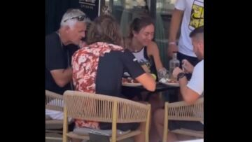 Στέφανος Τσιτσιπάς: Για φαγητό μαζί με την Μπαντόσα και τον πατέρα του - Δείτε βίντεο