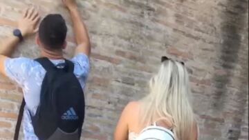 Ιταλία: Οργή για τον τουρίστα που χάραξε με κλειδιά ονόματα στο Κολοσσαίο - Δείτε βίντεο