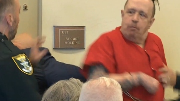 Βιαστής και δολοφόνος 11χρονης χτυπά τον δικηγόρο του στο δικαστήριο λίγο πριν καταδικαστεί εις θάνατον - Βίντεο