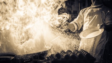 Κρήτη: Εγκαύματα β' βαθμού υπέστη 22χρονος που δούλευε ανασφάλιστος σε εστιατόριο ξενοδοχείο - Έπεσε πάνω του καυτό λάδι