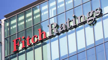 Fitch: Οι ελληνικές τράπεζες παραμένουν στο μονοπάτι της μείωσης των «κόκκινων δανείων»