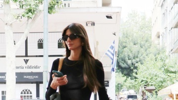 Η Ηλιάνα Παπαγεωργίου με κοντό τοπ που αναδεικνύει τους γυμνασμένους κοιλιακούς της