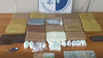 Χαλάνδρι: Συνελήφθη 47χρονος με πάνω από 21 κιλά κοκαΐνης, τα έκρυβε στο καντράν του αυτοκινήτου - Δείτε βίντεο