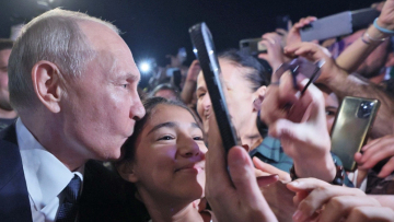 Βλαντίμιρ Πούτιν: Εμφανίστηκε ως ροκ σταρ στο Νταγκεστάν – Φήμες ότι ήταν ένας από τους σωσίες του