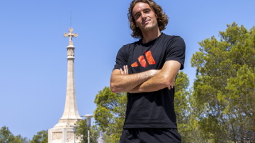 Στέφανος Τσιτσιπάς: Αγκαλιά στο κρεβάτι με τις αδελφές Μπαντόσα