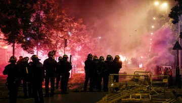 Γαλλία: Συνεχίστηκαν για 3η νύχτα τα επεισόδια, συνελήφθη ο αστυνομικός που σκότωσε τον 17χρονο