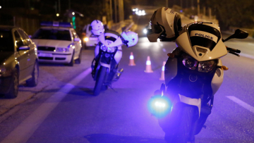 Αστυνομικός στη Λάρισα ζήτησε τα στοιχεία του από άντρα κι εκείνος του απάντησε με κουτουλιά