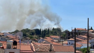 Φωτιά στη Σάμο, στη «μάχη» τρία ελικόπτερα και δύο αεροσκάφη - Δείτε φωτογραφίες