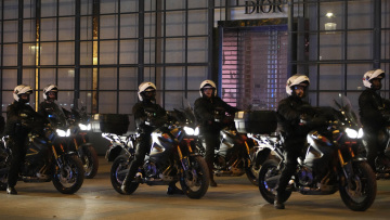 Γαλλία: Ταραχοποιοί «καταδιώκουν» αστυνομικούς και αξιωματούχους - Στόχοι επιθέσεων 150 δημαρχεία και δημοτικά κτίρια