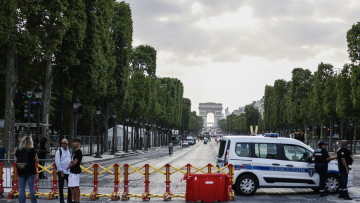 Ταραχές στη Γαλλία: Ο πληθυσμός καλείται να συγκεντρωθεί μπροστά από τα δημαρχεία, ενώ η βία φαίνεται να υποχωρεί