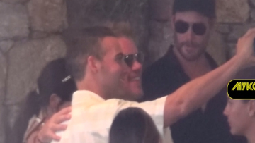 Βίντεο: Ο Ματ Ντέιμον και τα αδέλφια Χέμσγουορθ απολαμβάνουν την ελληνική κουζίνα σε ψητοπωλείο στη Μύκονο